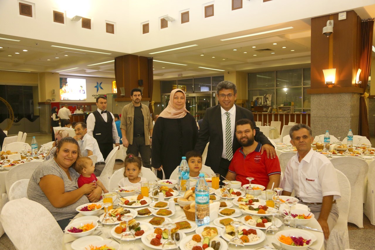 GAZİLER VE ŞEHİT AİLELERİ YEMEKTE BİR ARAYA GELDİ