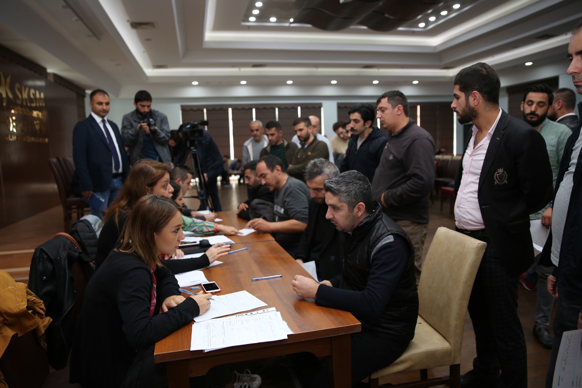 İSTİHDAM MASASI YÜZLERCE KİŞİYİ YENİ İŞİYLE BULUŞTURDU