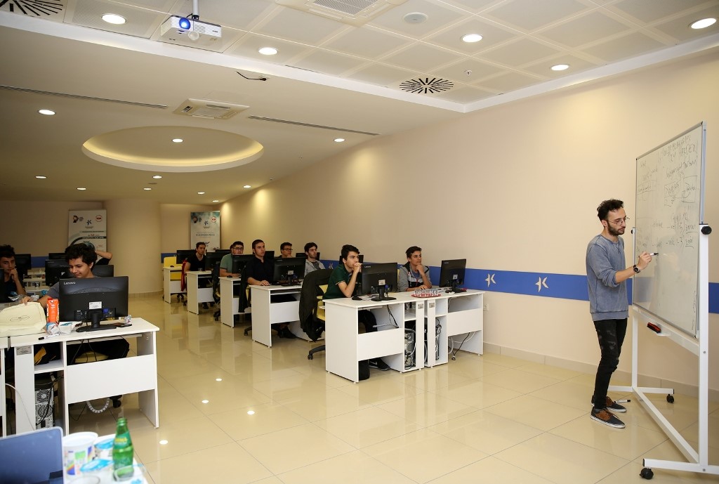BAŞARILI ÖĞRENCİLERE İLERİ DÜZEYDE SİBER GÜVENLİK EĞİTİMİ