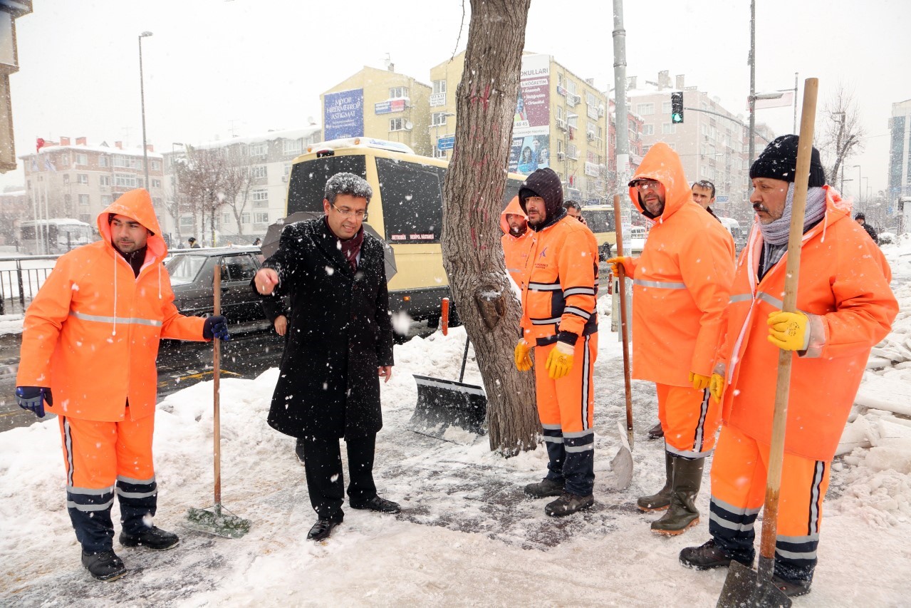 KÜÇÜKÇEKMECE’DE KARLA MÜCADELE ARALIKSIZ DEVAM EDİYOR