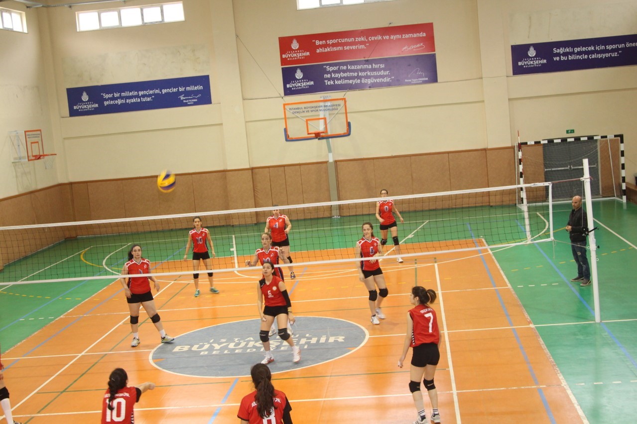 VOLEYBOL'DA OKULLARIN ŞAMPİYONU KADRİYE MOROĞLU OLDU