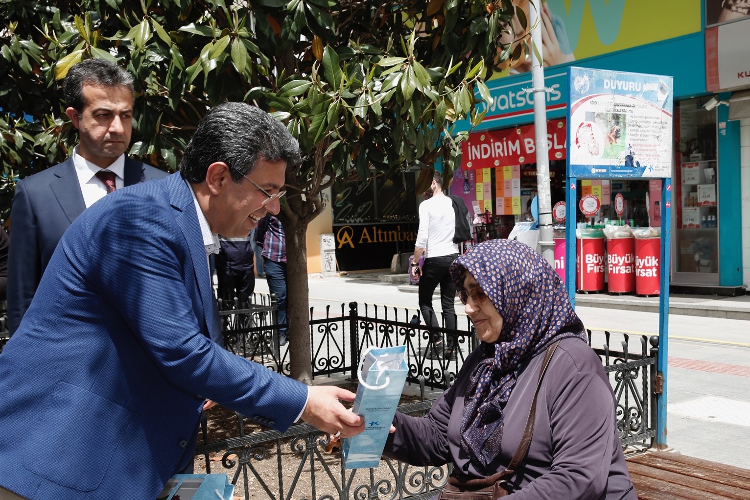 BAŞKAN KARADENİZ ANNELERE GÜL DAĞITARAK, GÜNLERİNİ KUTLADI