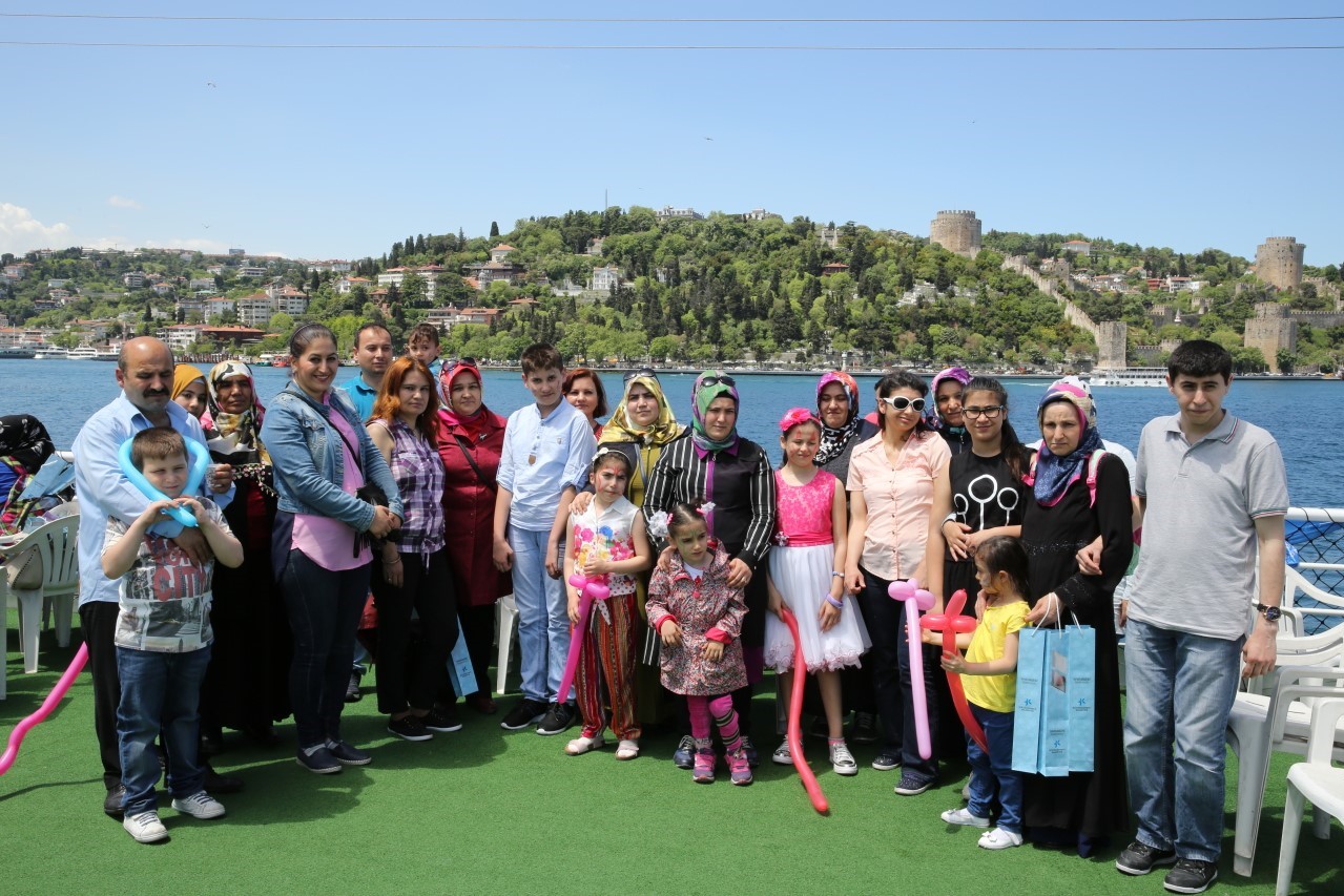 ENGELLİ ANNELERİ BOĞAZ TURUNDA DOYASIYA EĞLENDİ