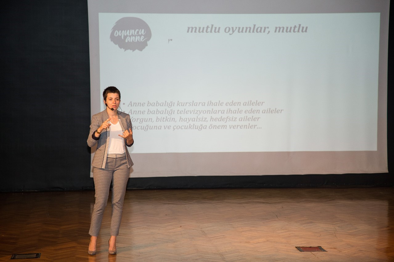 OYUNCU ANNE ŞERMİN ÇARKACI’DAN EBEVEYNLERE TAVSİYELER
