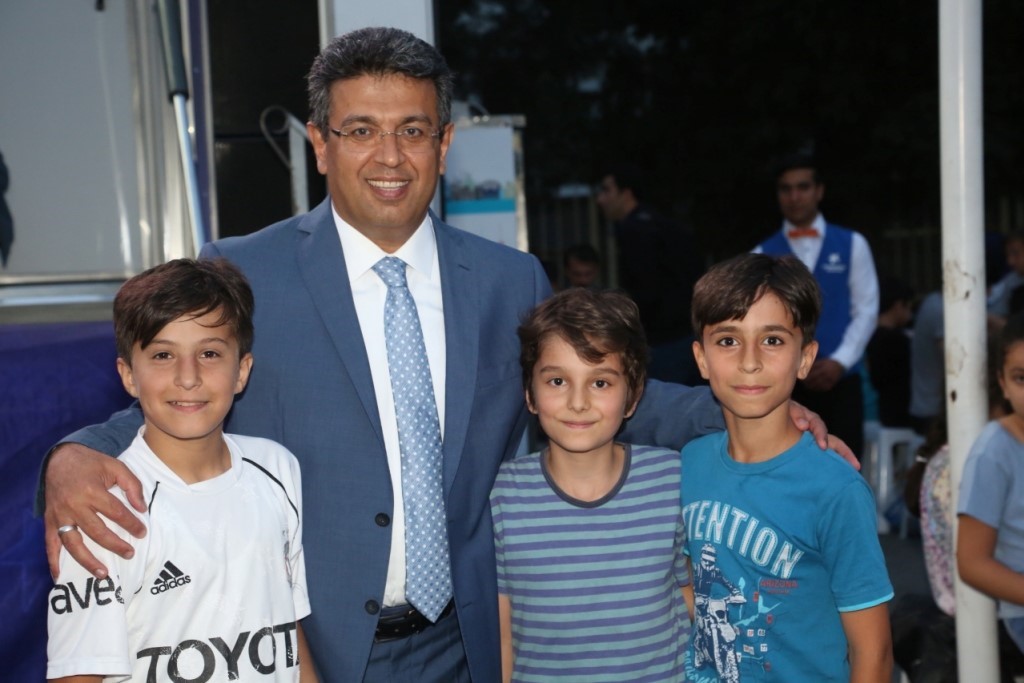 YEŞİLOVA’DA KURULAN İFTAR SOFRASINA BÜYÜK İLGİ