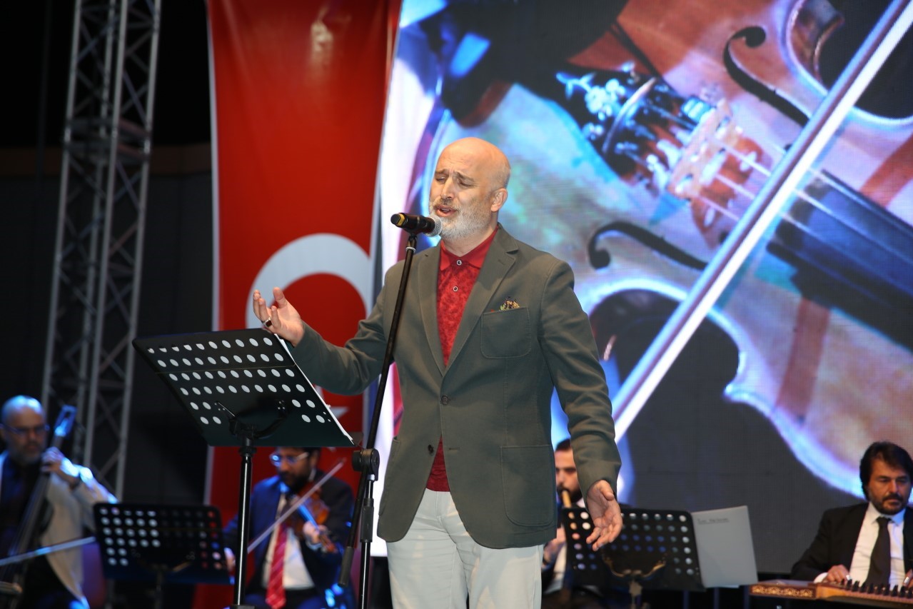 HALİL NECİPOĞLU İLAHİLERLE MEST ETTİ