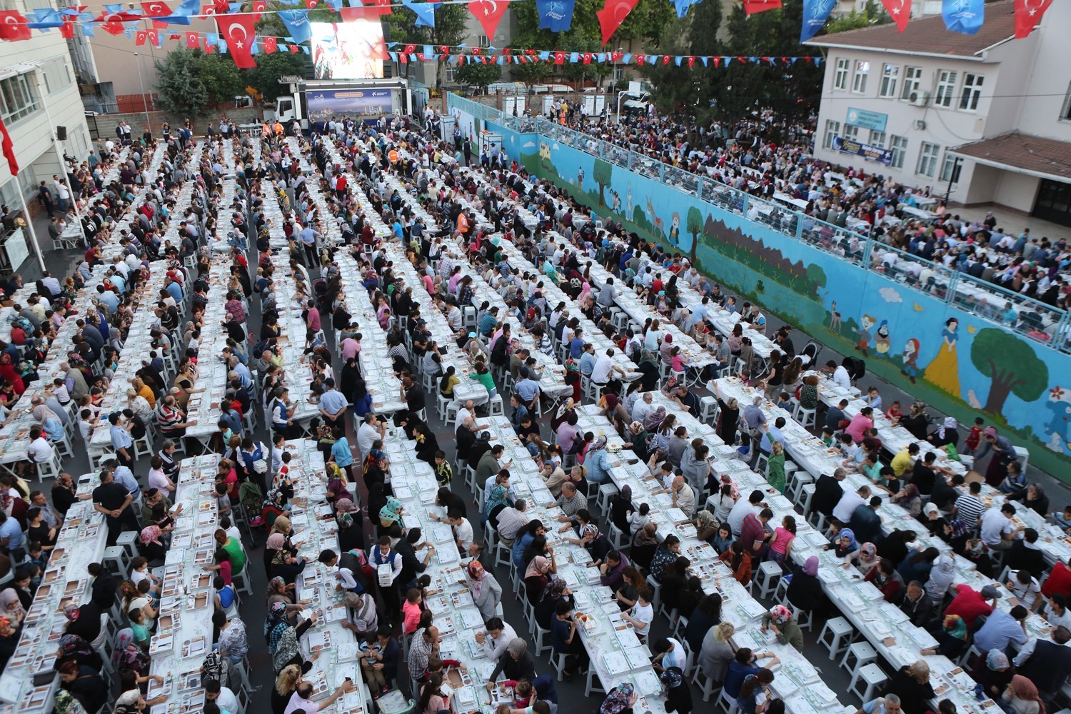 BAŞKAN KARADENİZ KOMŞULARIYLA AYNI SOFRADA BİR ARAYA GELDİ