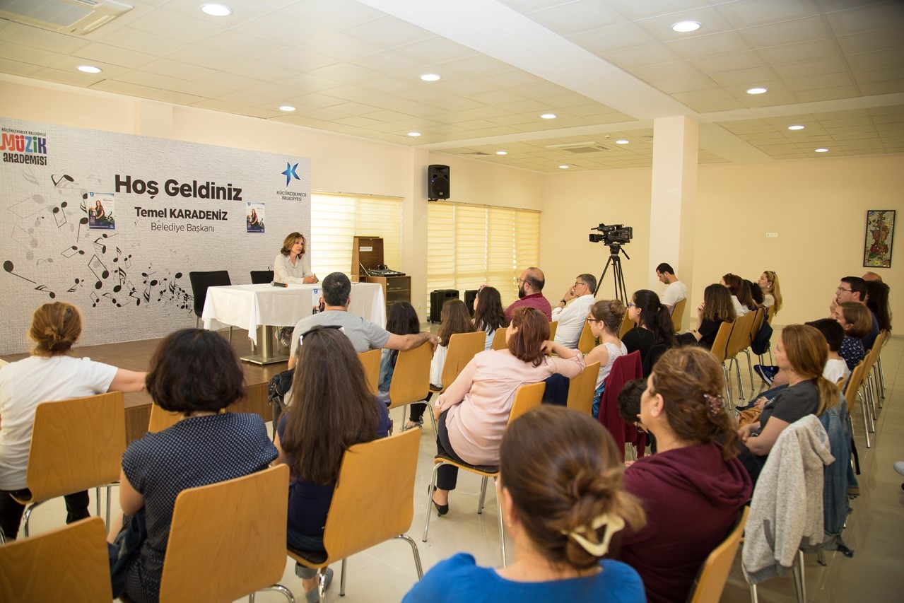 CANA GÜRMEN MÜZİK AKADEMİSİ’NE KONUK OLDU