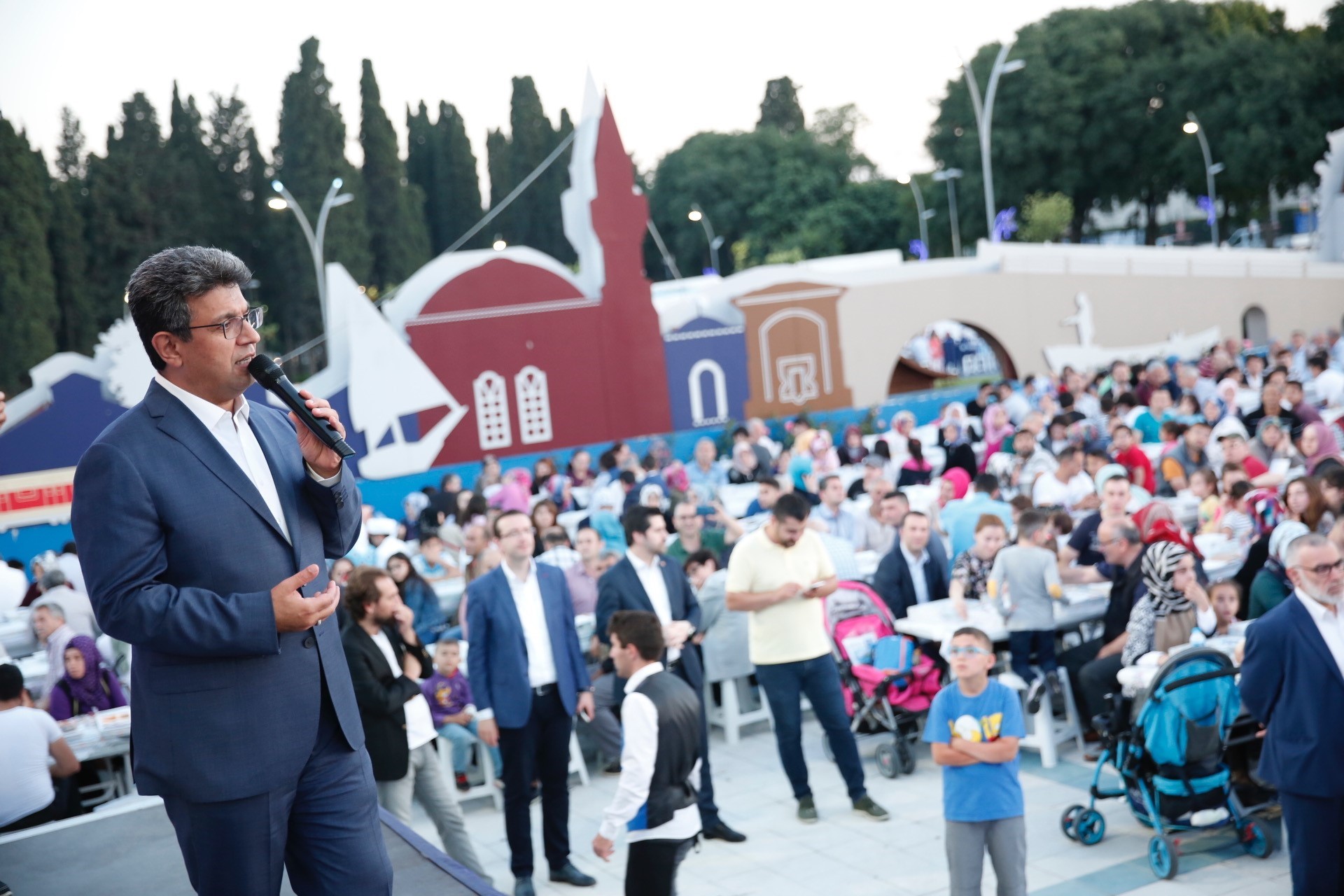 KADİR GECESİ’NDE BİNLERCE KÜÇÜKÇEKMECELİ SOKAK İFTARINDA BULUŞTU