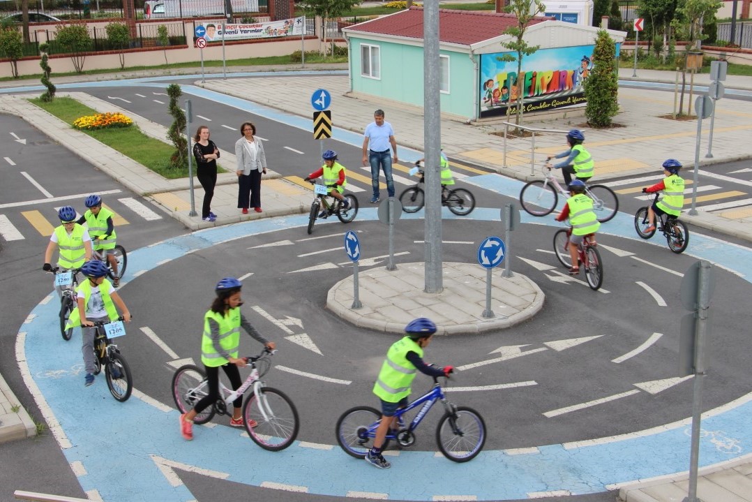 KÜÇÜKÇEKMECELİ GENÇLER, SAĞLIK İÇİN PEDAL ÇEVİRİYOR