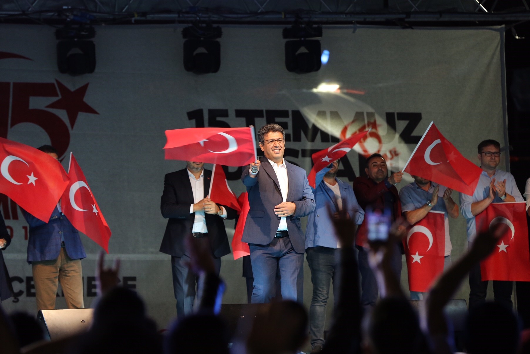 KÜÇÜKÇEKMECE'DE ONBİNLERCE KİŞİ DEMOKRASİ NÖBETLERİNDE BULUŞTU